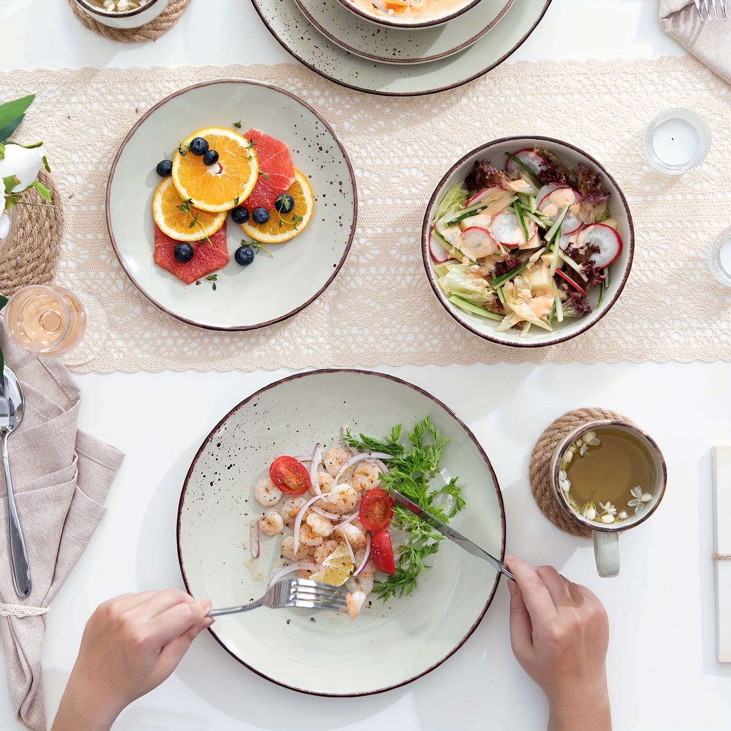 Service de table familial, 32 pièces pour 8 personnes, comprenant des assiettes plates, des assiettes à dessert, des bols à céréales et des tasses, compatibles avec le lave-vaisselle et le micro-ondes.